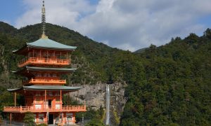 《古道情深》古装短剧封面，古典园林背景，男女主角身着汉服，水墨意境