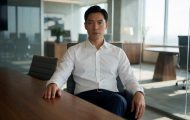 《幕后玩家》职场悬疑短剧封面,商务会议室场景