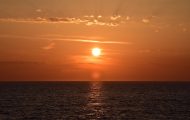 《盛夏恋曲》青春爱情短剧封面，海边夕阳场景